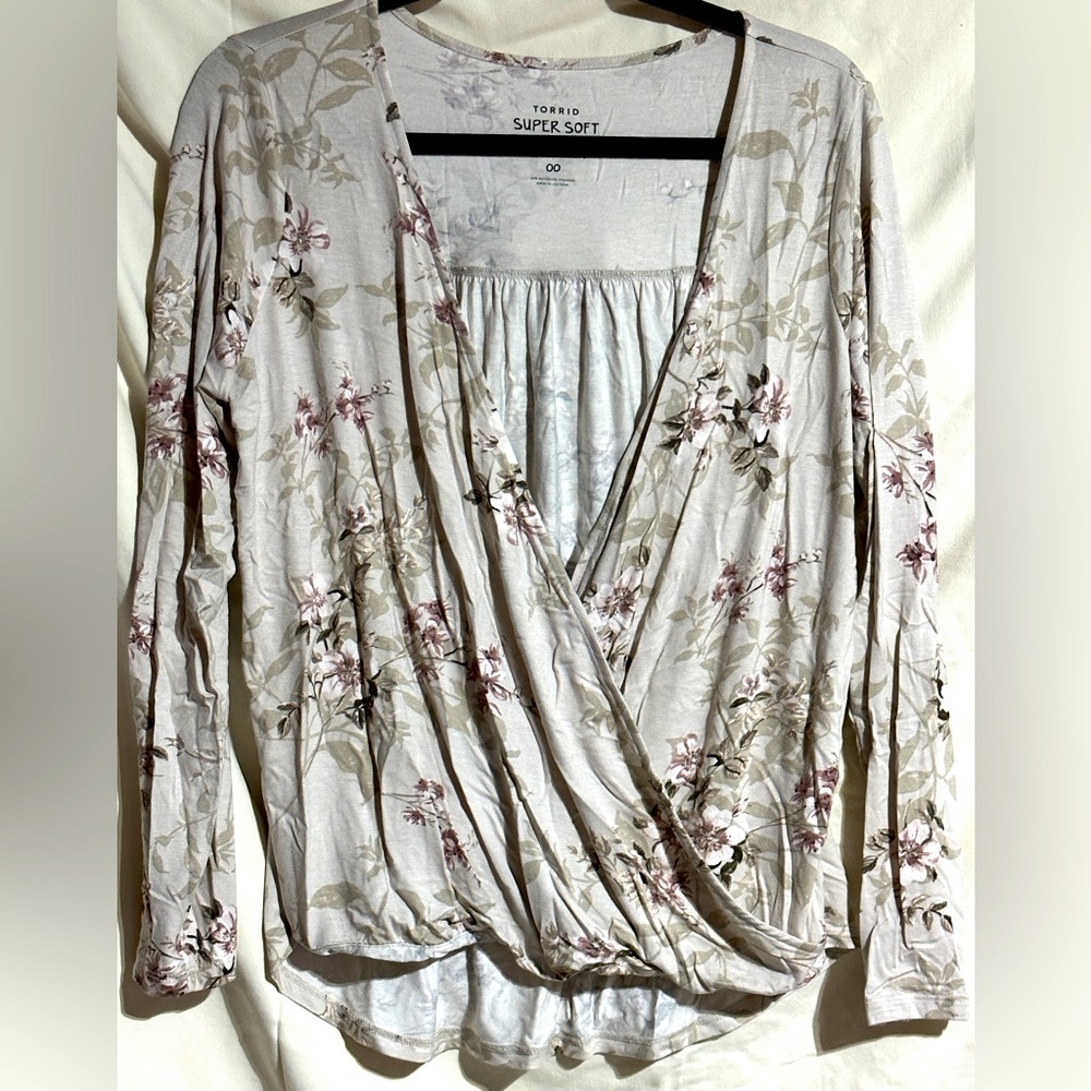 Torrid Super Soft Knits Floral Wrap Top - NWOT - Size 00 (US Women's 10)